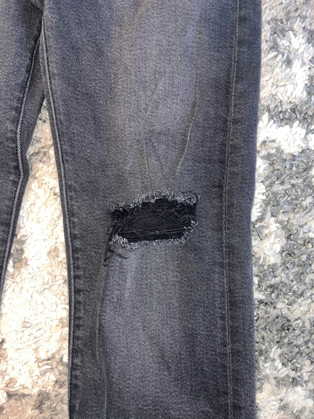 Levi's Women's Black Straight-Leg Jeans with Knee Distress size 26 28 - Picture 4 of 5